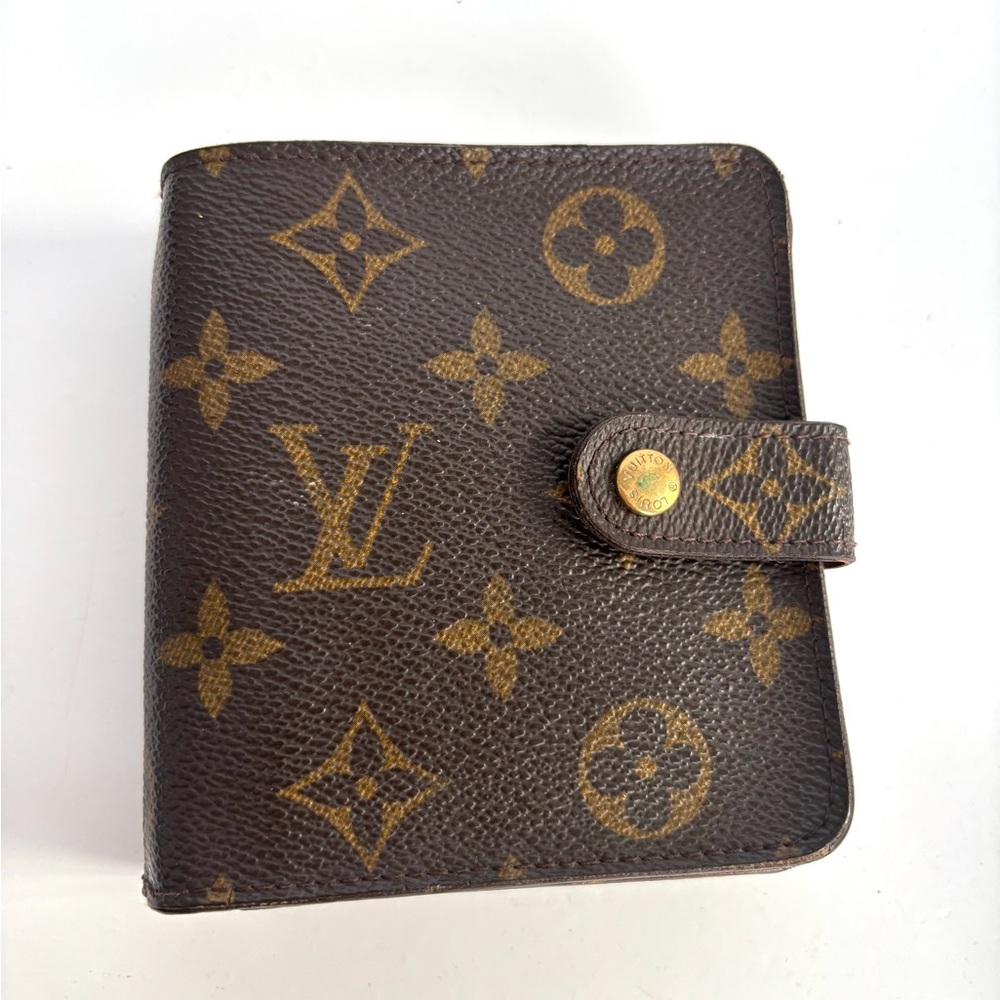 LOUIS VUITTON Monogram Bifold Wallet w/ zippered coin pouch.